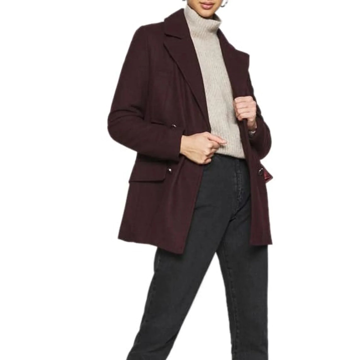 Donna con cappotto bordeaux, maglione beige a collo alto e jeans neri, moda autunno inverno