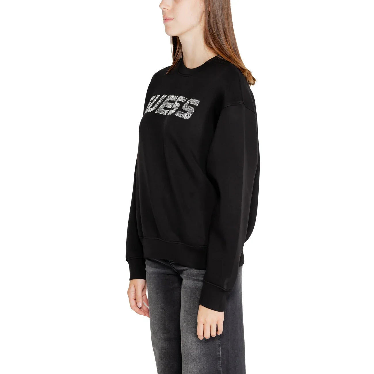 Donna con felpa nera GUESS logo glitter, outfit casual moda donna