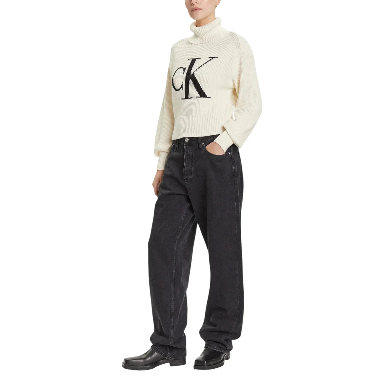 Maglione donna bianco a collo alto con logo CK, jeans neri ampi, look casual moda