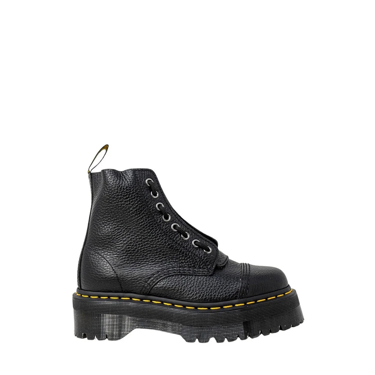 Anfibio donna in pelle nera con suola platform, stile moda urbana, fondo bianco.