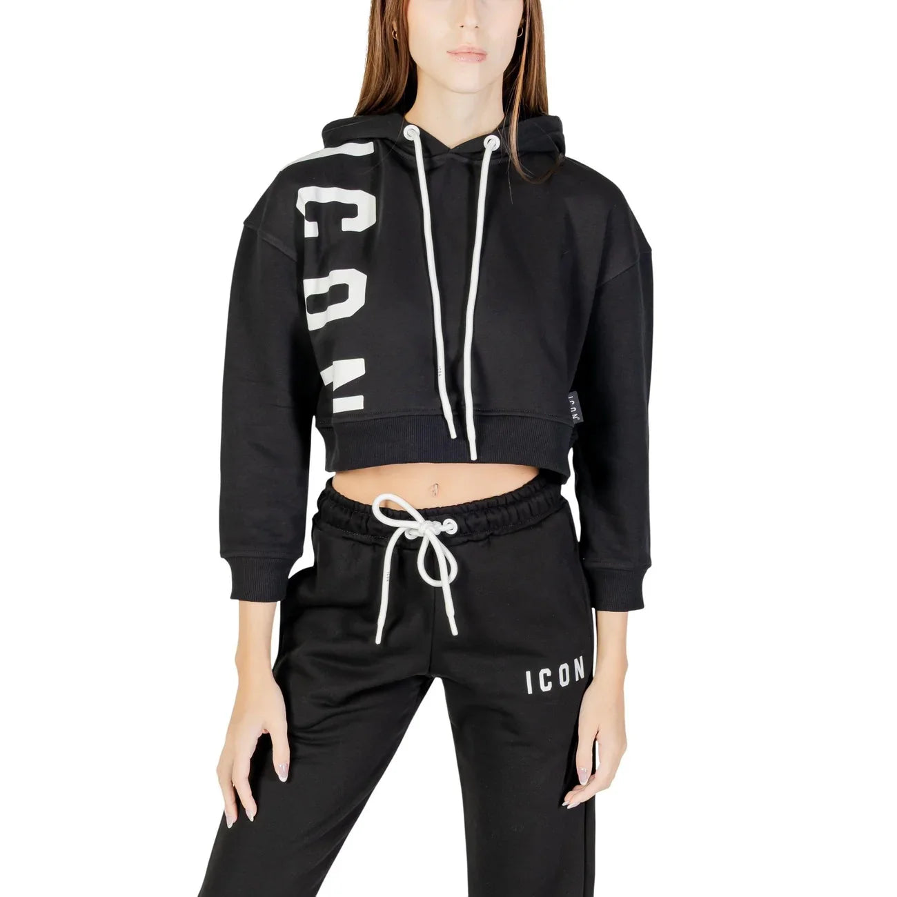 Completo felpa crop nera con cappuccio e pantaloni jogger da donna, scritta ICON bianca
