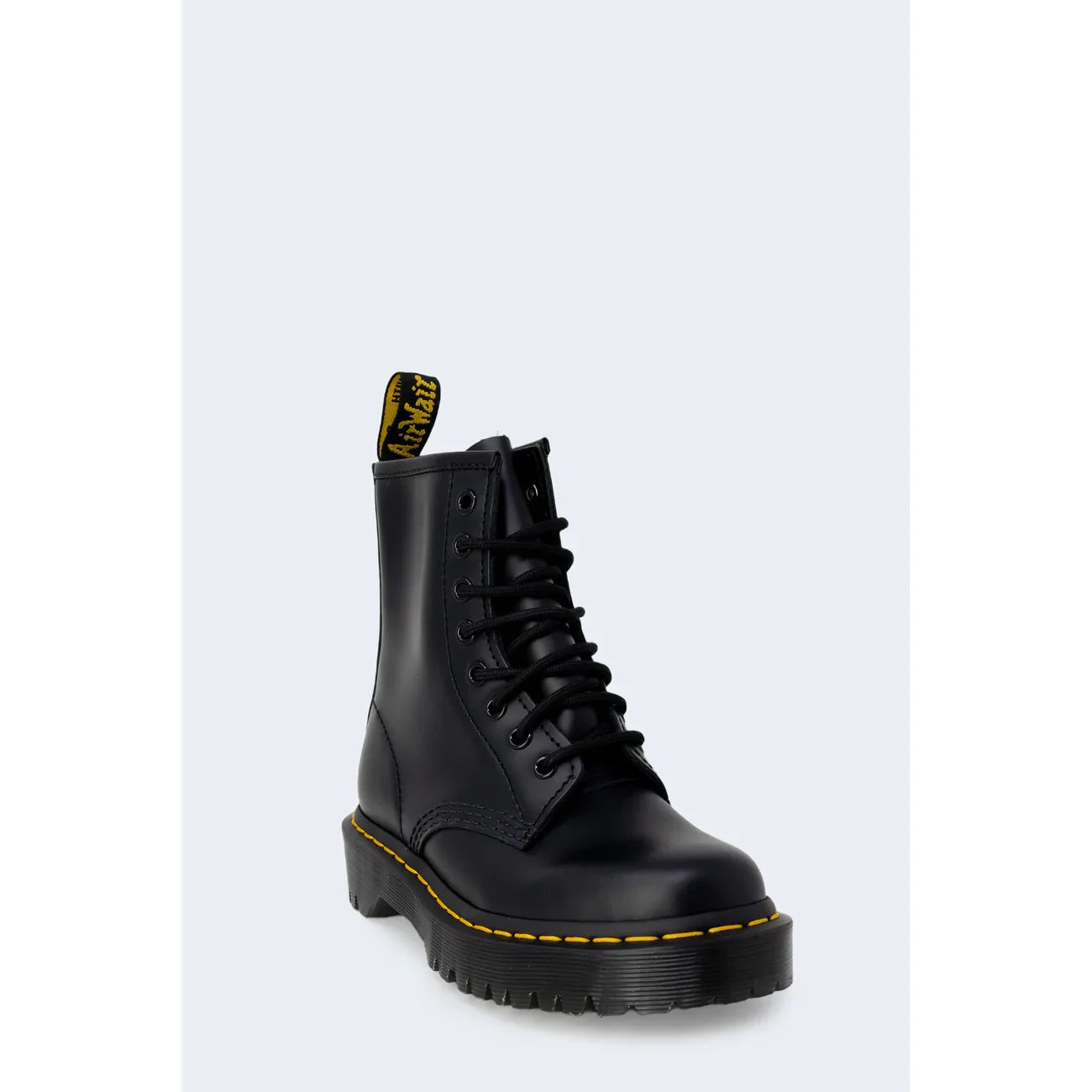 Anfibi neri in pelle con suola platform e cuciture gialle, moda donna e uomo