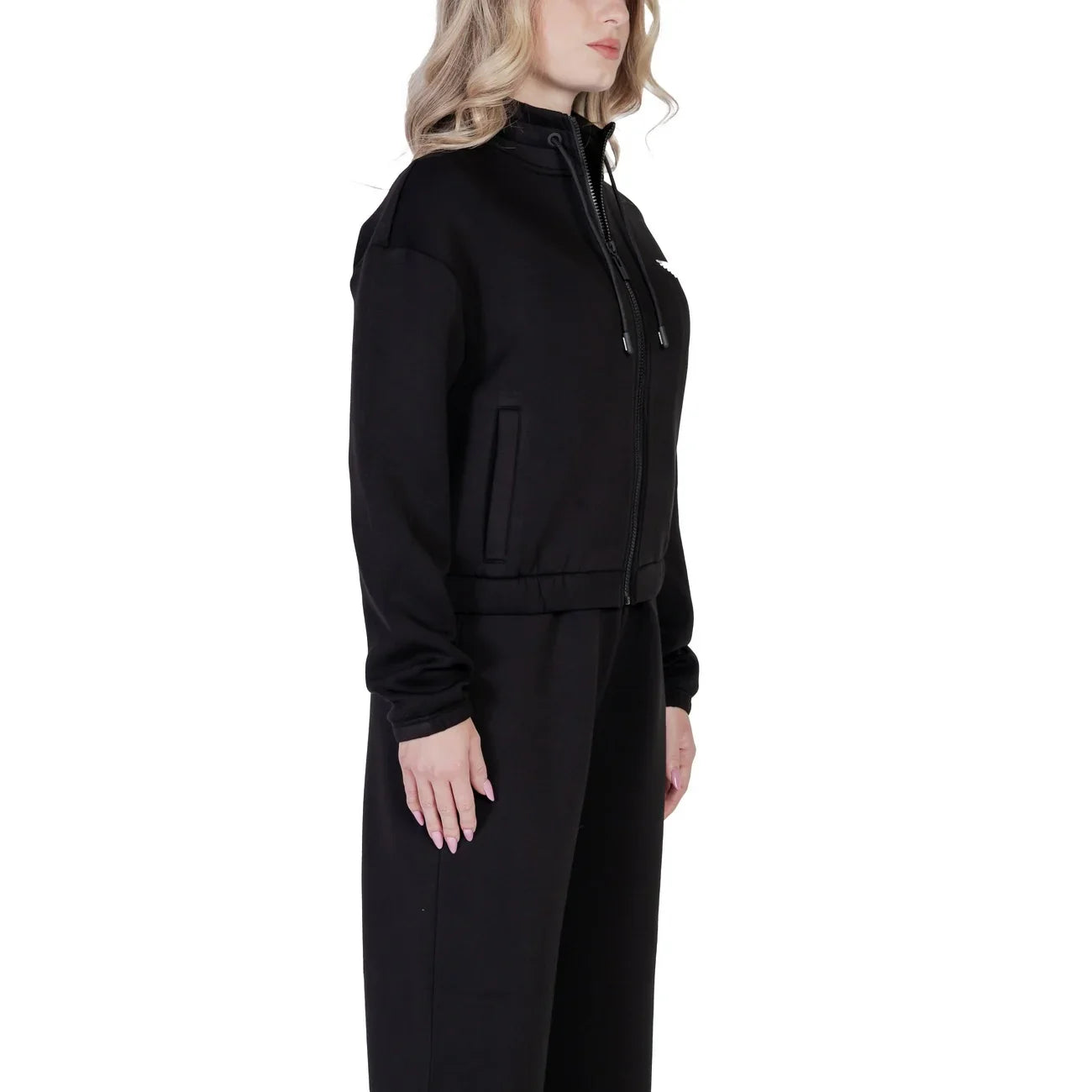 Donna con giacca sportiva nera con zip e pantaloni coordinati moda donna