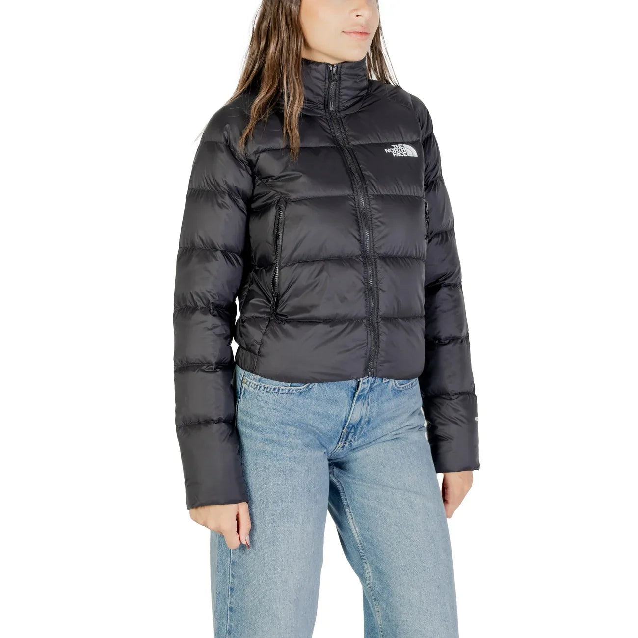 Giacca piumino donna nera, look casual, abbigliamento moda inverno, jeans chiari