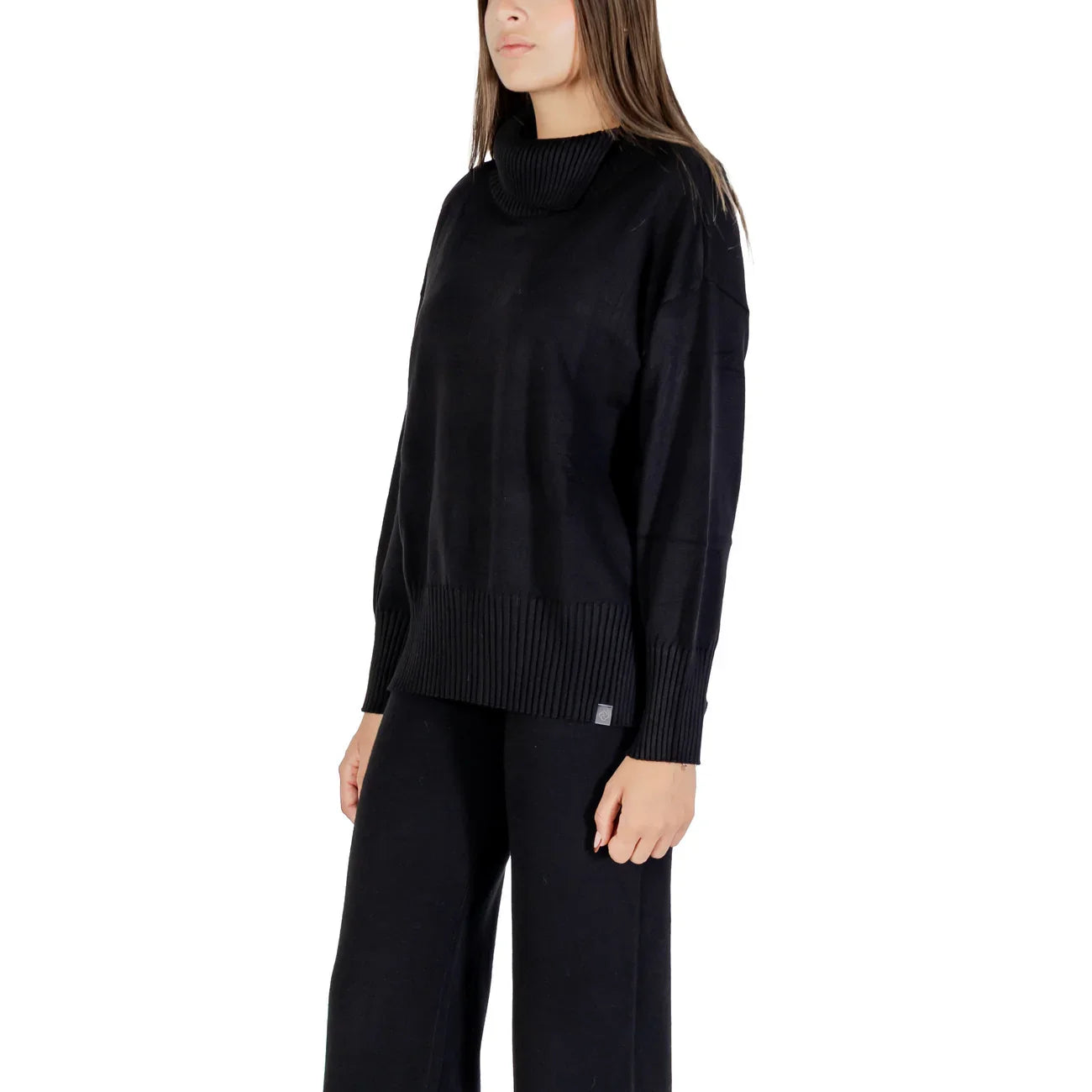 Maglione donna nero a collo alto con pantaloni coordinati, moda casual autunno inverno
