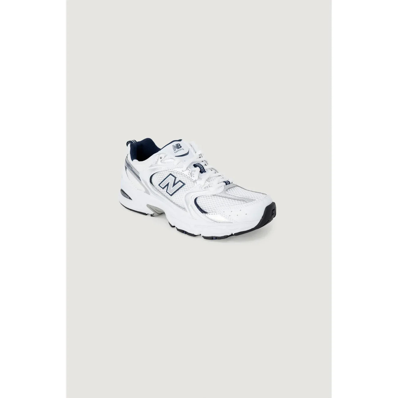 Sneaker uomo bianca New Balance, stile sportivo, tomaia in mesh e dettagli blu navy.