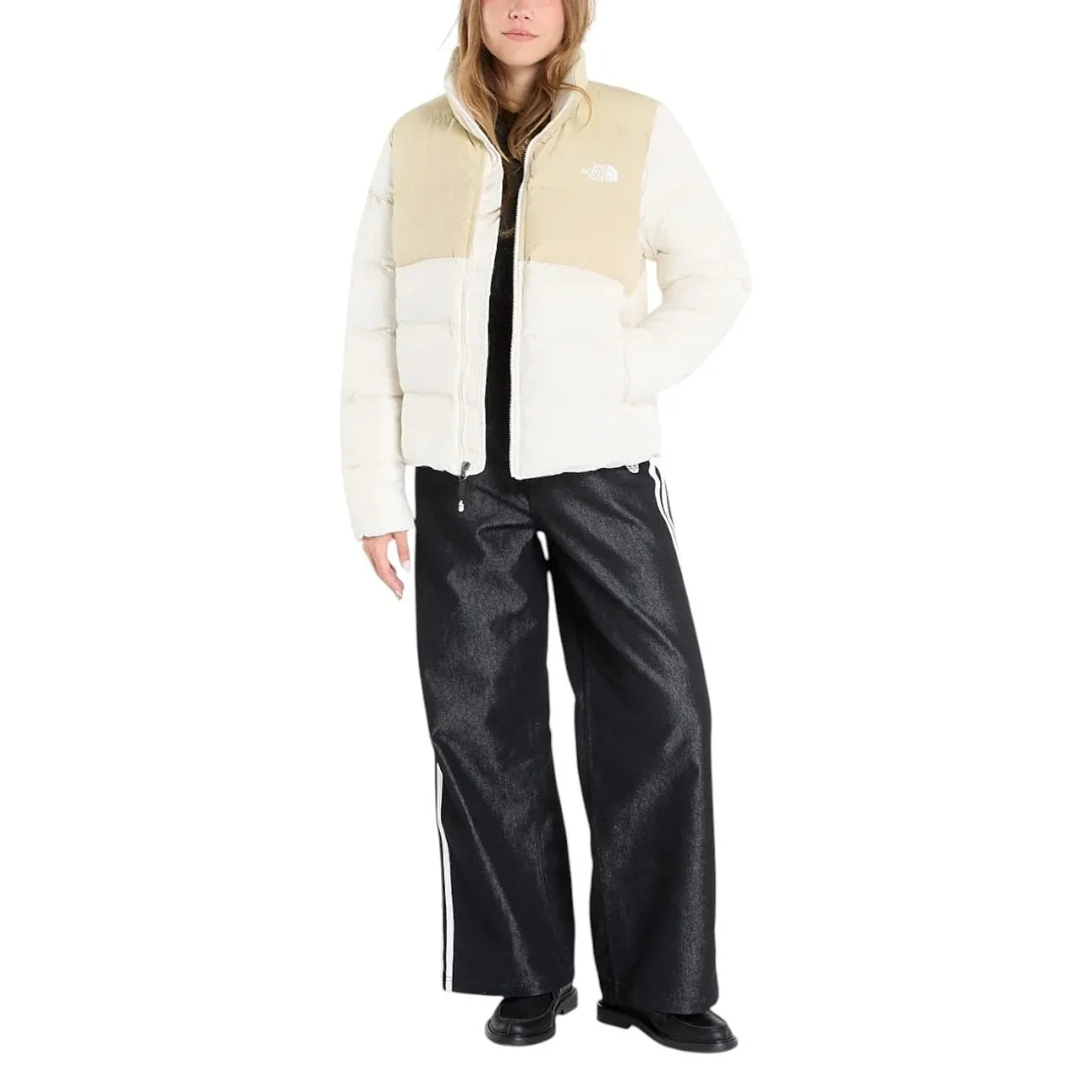 Giacca invernale donna beige e bianca, pantaloni larghi neri, moda casual elegante