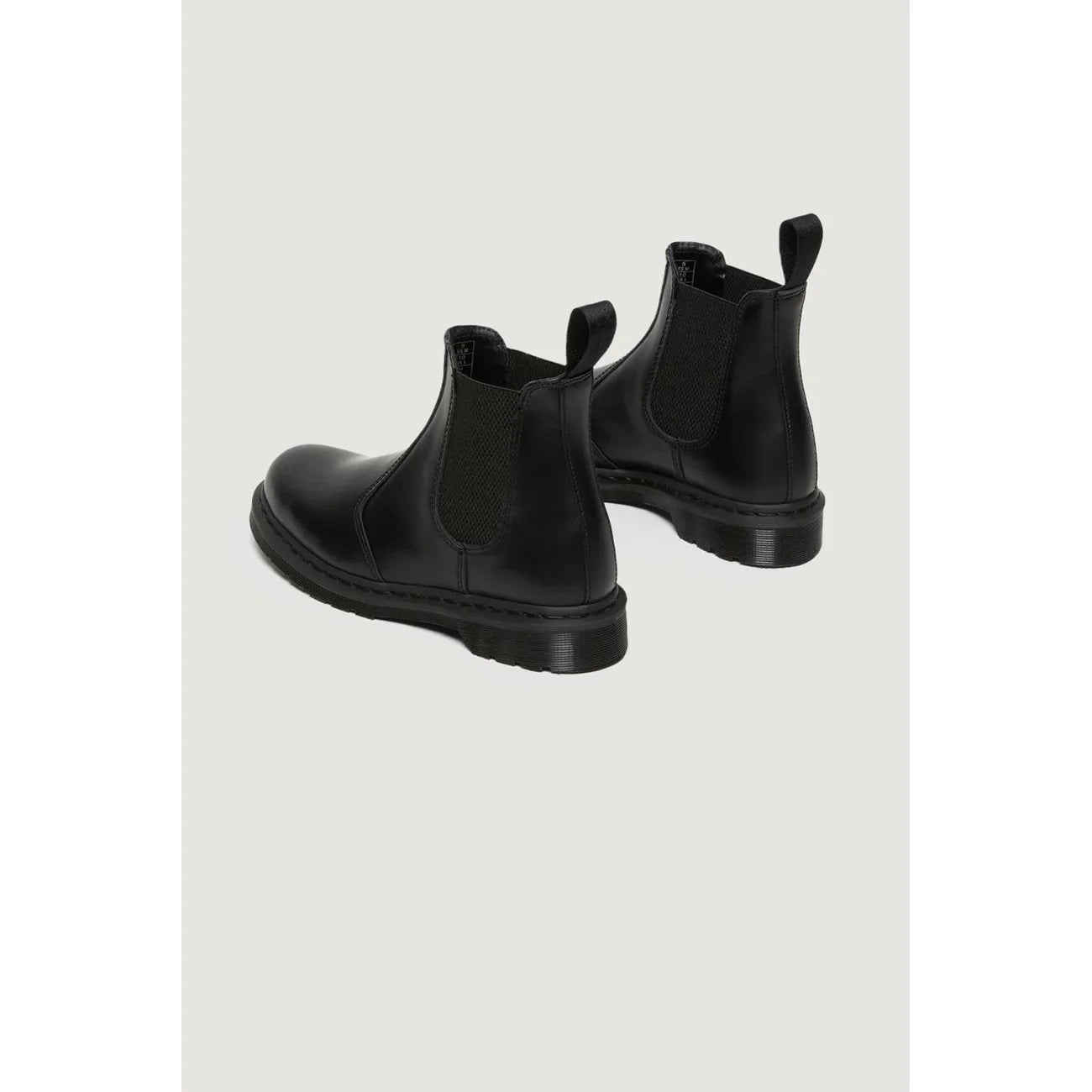 Stivaletti Chelsea neri in pelle da donna, accessori moda eleganti su sfondo neutro