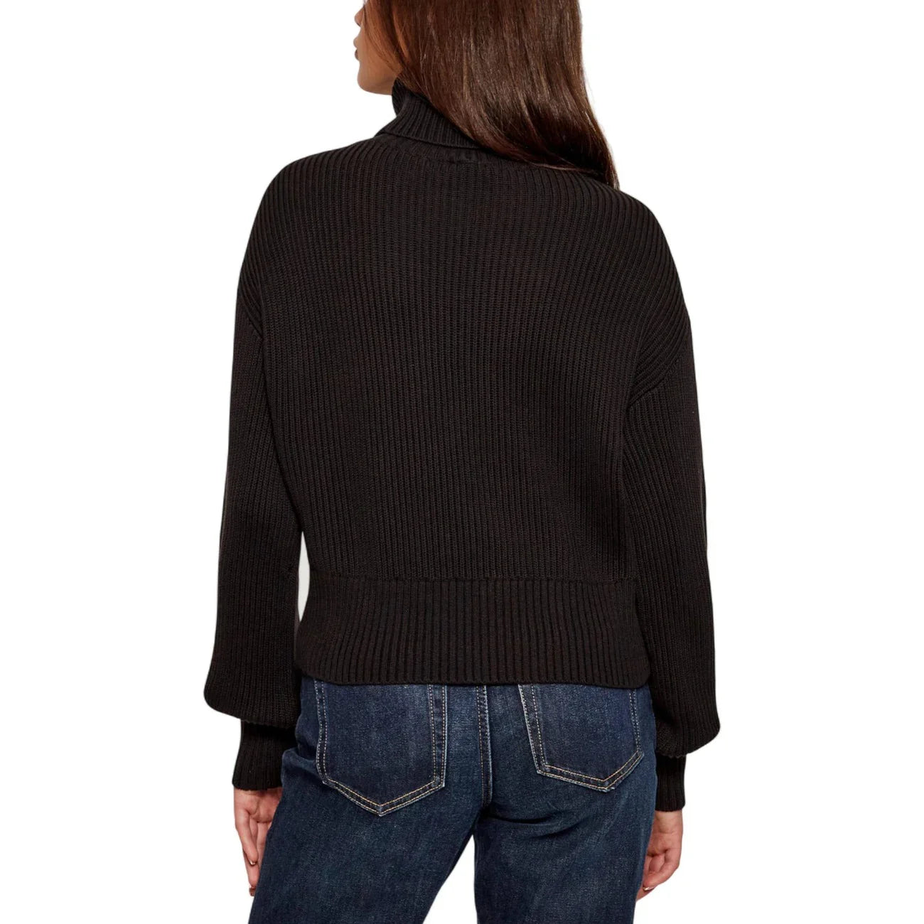 Maglione donna nero a collo alto in maglia, abbinato a jeans, visto da dietro