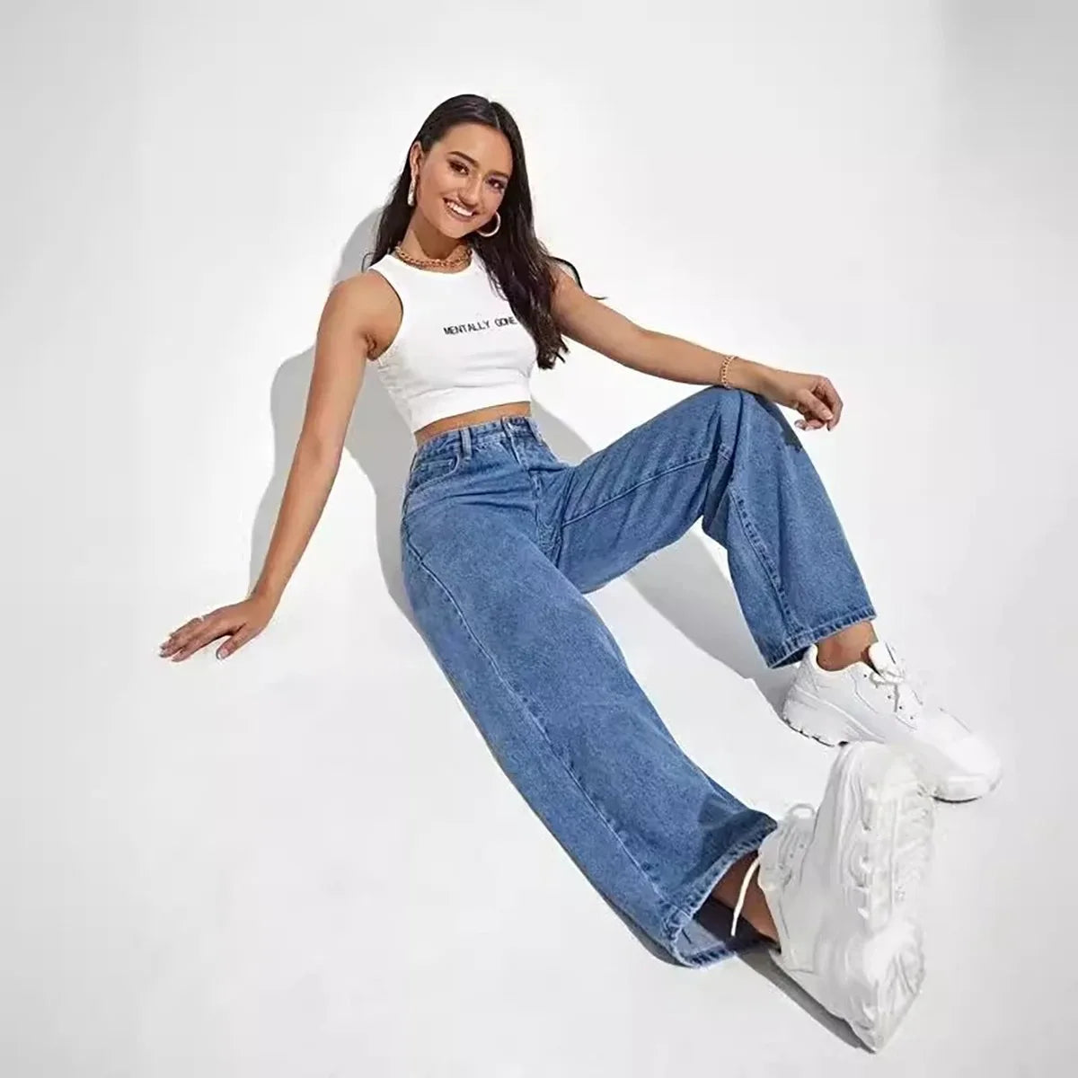 Jeans retrò alla moda da donna. Pantaloni larghi e dritti da strada. Pantaloni slim a vita alta tutto in uno